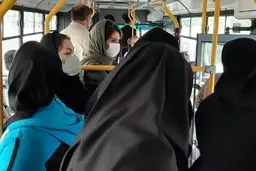 کتک خوردن مادر و دختر چادری توسط هشت دختر بی‌حجاب در اتوبوس!