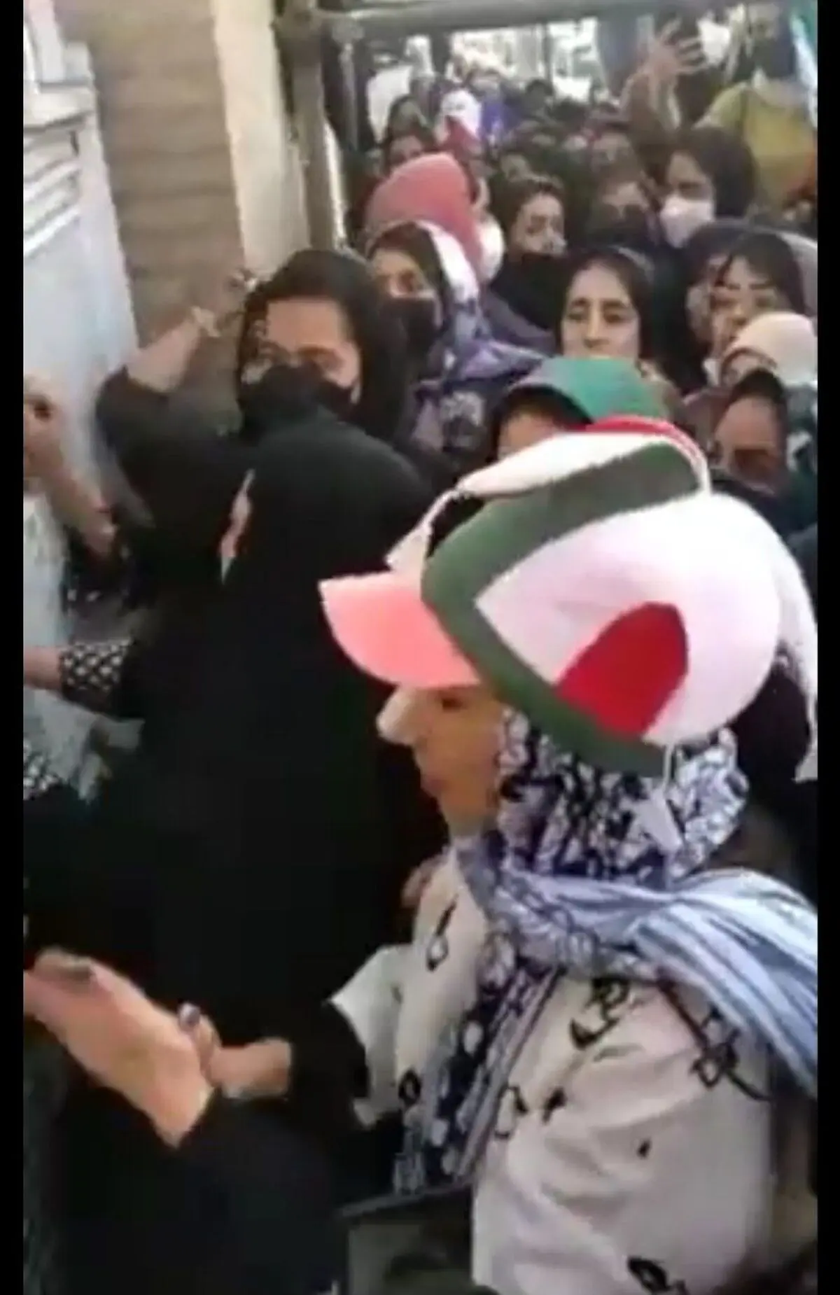 فردی که پیش از بازی به زنان اسپری فلفل می‌زند، مشخص شد+ویدئو
