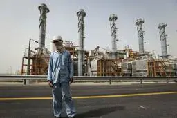 سقوط وزنه کوبش چند تنی بر روی خودرو در عسلویه+ تصویر