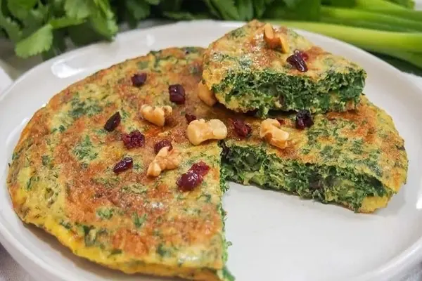 ناهار کوکو پیازچه و تره درست کن، محشر میشه | طرز تهیه ی کوکو پیازچه و تره به روش سرآشپز معروف 