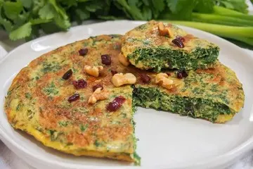 ناهار کوکو پیازچه و تره درست کن، محشر میشه | طرز تهیه ی کوکو پیازچه و تره به روش سرآشپز معروف 