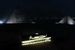 
انتقال قایق ۴۶۰۰ ساله فرعون از کنار اهرام مصر به موزه 