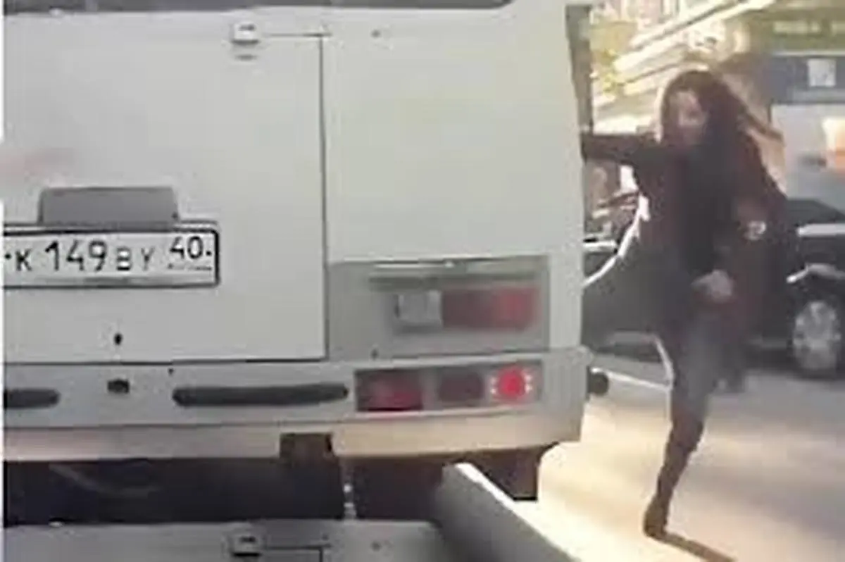 لحظه وحشتناک گیر کردن یک زن بین درهای اتوبوس+ویدئو 