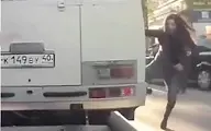 لحظه وحشتناک گیر کردن یک زن بین درهای اتوبوس+ویدئو 