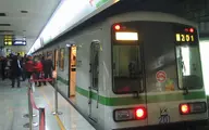  آویزان شدن یک زن با موهایش در مترو! +فیلم