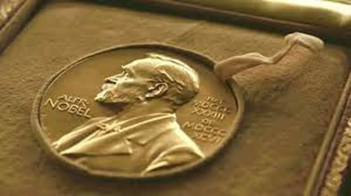 پرتاب برنده جایزه پزشکی نوبل به داخل برکه توسط همکارانش