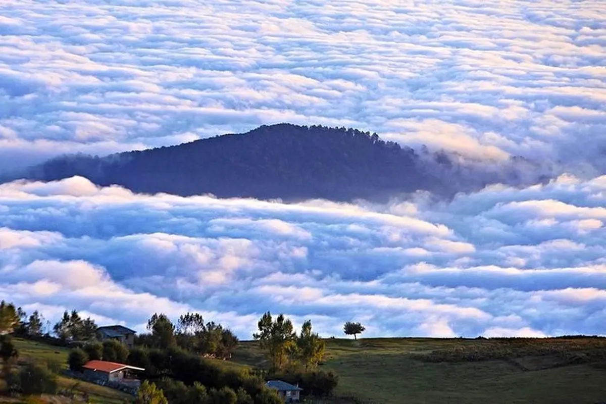 روستایی در حصار ابرها | پدیده‌ای به نام اقیانوس ابر در روستای فیلبند مازندران +تصویر