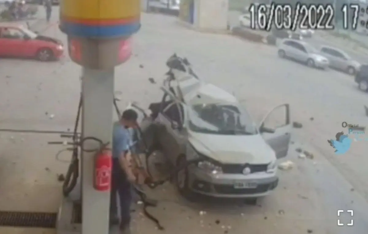 لحظه‌ی انفجار مخزن CNG در پمپ گاز، تخریب خودرو و خونسردی عجیب اپراتور!+ویدئو 