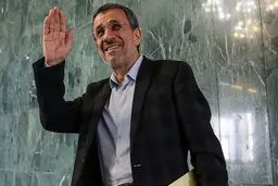 احمدی‌نژاد دیگر در آغاز سخنرانی اش، دعای فرج نمی خواند؛ بسم الله هم نمی گوید! |مبارک اصول‌گرایان باشد