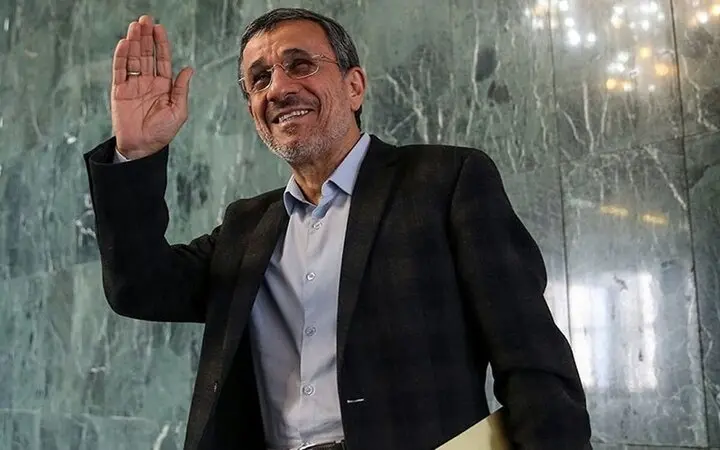 احمدی‌نژاد دیگر در آغاز سخنرانی اش، دعای فرج نمی خواند؛ بسم الله هم نمی گوید! |مبارک اصول‌گرایان باشد