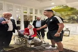 لحظه احساسی ملاقات هوادار معلول هنرمند با رونالدو | اگر این صحنه رو ببینی مطمئنم اشک میریزی +ویدئو