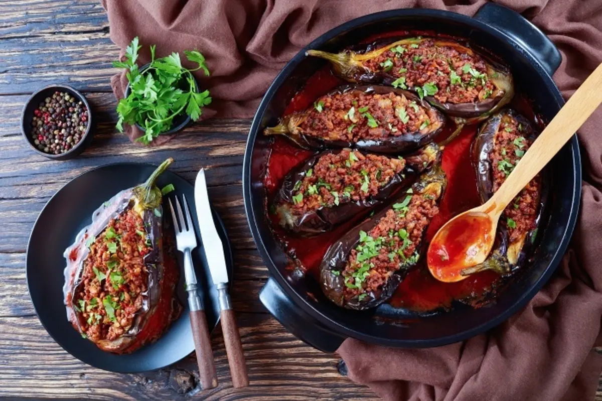 به روش اصفهانیا ماش پلو رو با بادمجان شکم پر بخور! | طرز تهیه بادمجان شکم پر +ویدئو