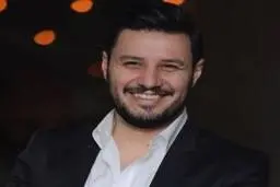 پس از اعتراض عکاسانِ جشنواره فجر، جواد عزتی عذرخواهی کرد!