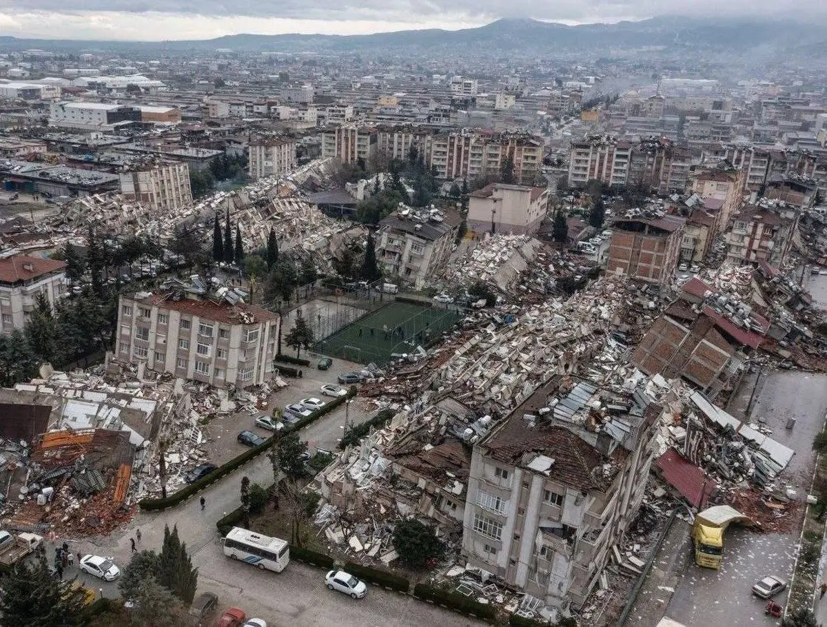ساختمان های ترکیه یکی پس از دیگری ریزش می‌کنند! | فرار خودرو‌ها برای جان سالم به در بردن + ویدئو