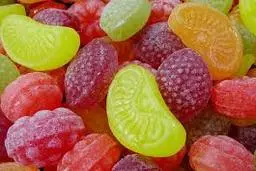 به هیچ وجه خوراکی زمین افتاده را نخورید | با یک فوت هیچیش تمیز نمیشه حتی بدتر هم میشه! | از پای سوسک تا موی بدن بهش می‌چسبه! + ویدئو