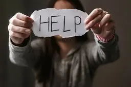 علامت درخواست کمک زنان در شرایط بحرانی