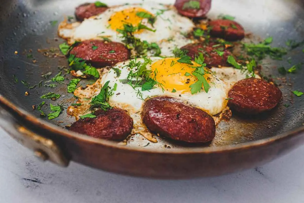 دیگه نگران اینکه واسه صبحونه چی درست کنی نباش! | طرز تهیه املت سوجوک + ویدئو