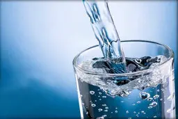 آیا باید آب را بجوشانیم؟ | نظر پژوهشگران درباره جوشاندن آب و علت آن | ذرات میکروپلاستیک با جوشاندن حذف می‌شود