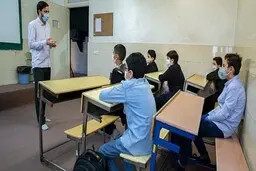 روی میز راه می‌روند و به معلم می‌گویند «خاله»!