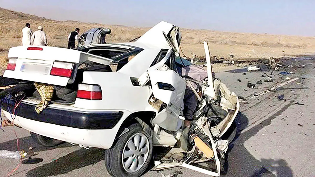 سقوط دو خودرو از جاده بر روی پشت بام و حیاط یک خانه! | صحنه تصادف هولناک را در جاده کرج به چالوس ببینید +ویدئو