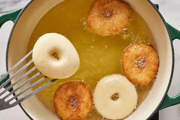 خودت توی خونه دونات درست کن،  عالی میشه | طرز تهیه دونات خانگی نرم و پف‌دار با روکش شکلاتی
