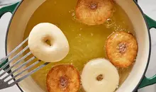 خودت توی خونه دونات درست کن،  عالی میشه | طرز تهیه دونات خانگی نرم و پف‌دار با روکش شکلاتی