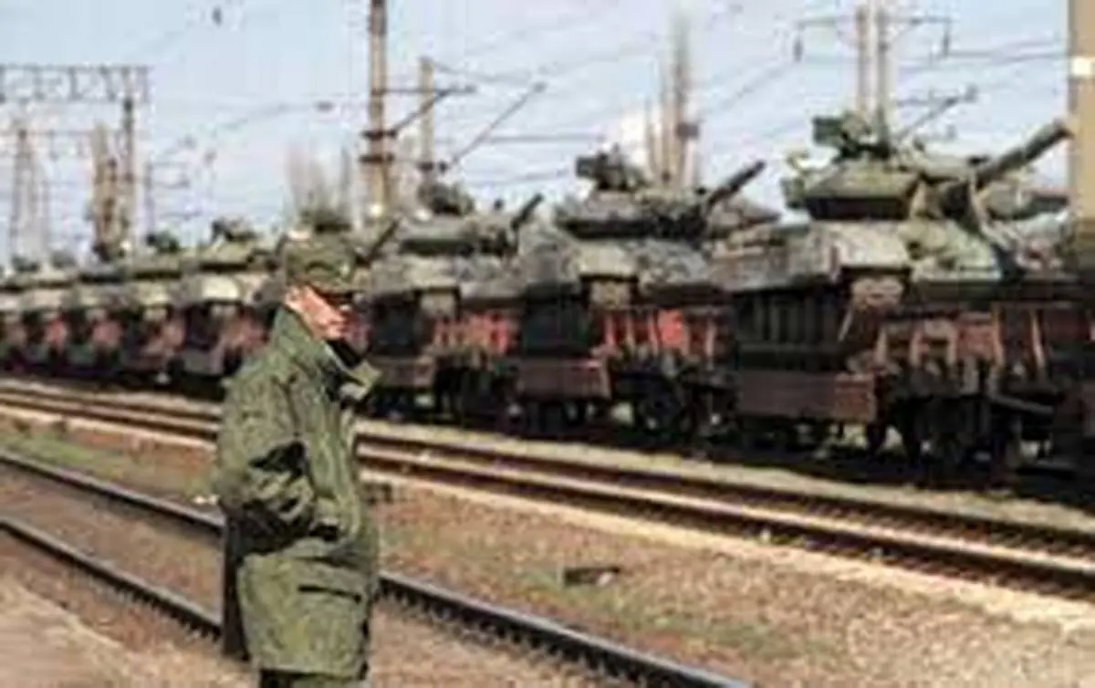 خرسون اوکراین | عبور پرخطر تانک روسی از ریل قطار+ویدئو