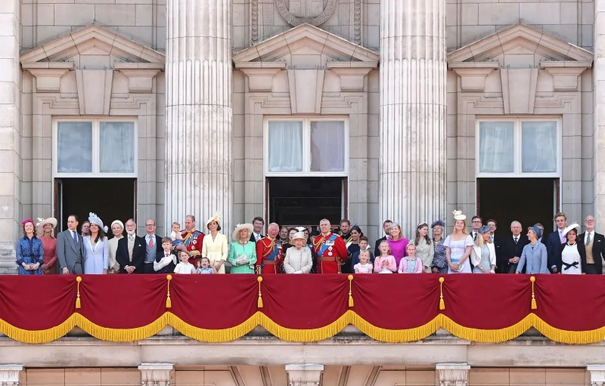 چه کسانی اجازه دارند در بالکن کاخ باکینگهام کنار ملکه بایستند؟