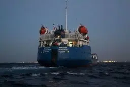 
نفتکش‌های روسی برای دور زدن تحریم‌ها از رادار‌ها ناپدید شدند