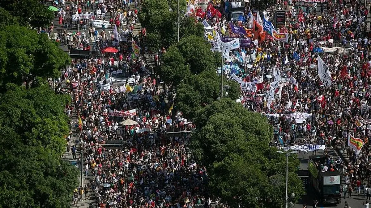 اعتراض ده‌ها هزار برزیلی به عملکرد رییس جمهور در قبال همه‌ گیری کرونا 