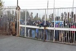 ازدحام تماشاگران پشت درهای شرقی استادیوم آزادی