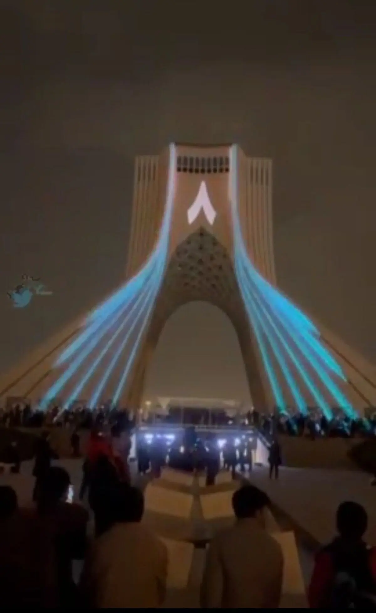 لحظه‌ی تحویل سال در کنار برج آزادی+ویدئو