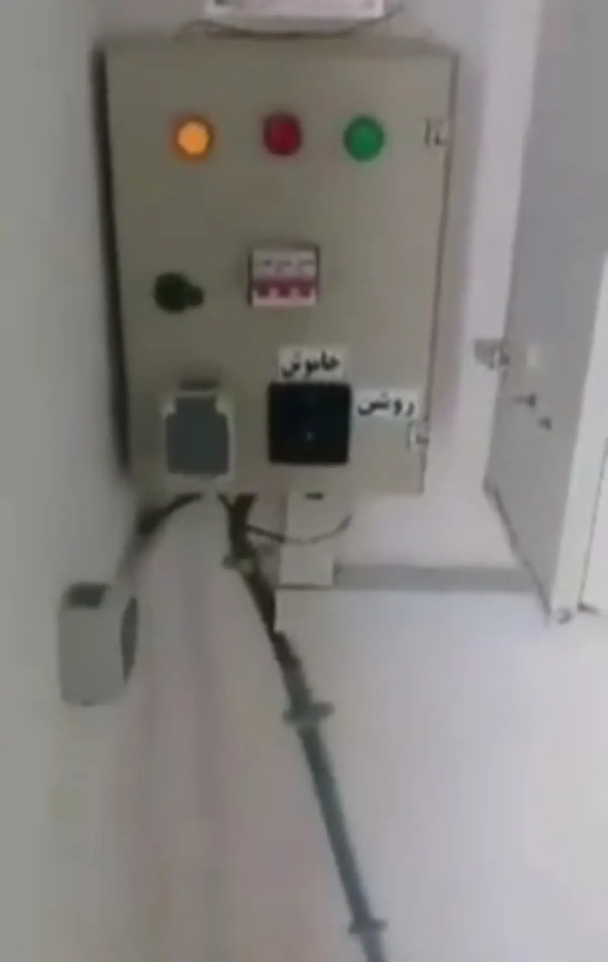 طریقه خروج نفرات از آسانسور در زمان قطع شدن برق + ویدئو