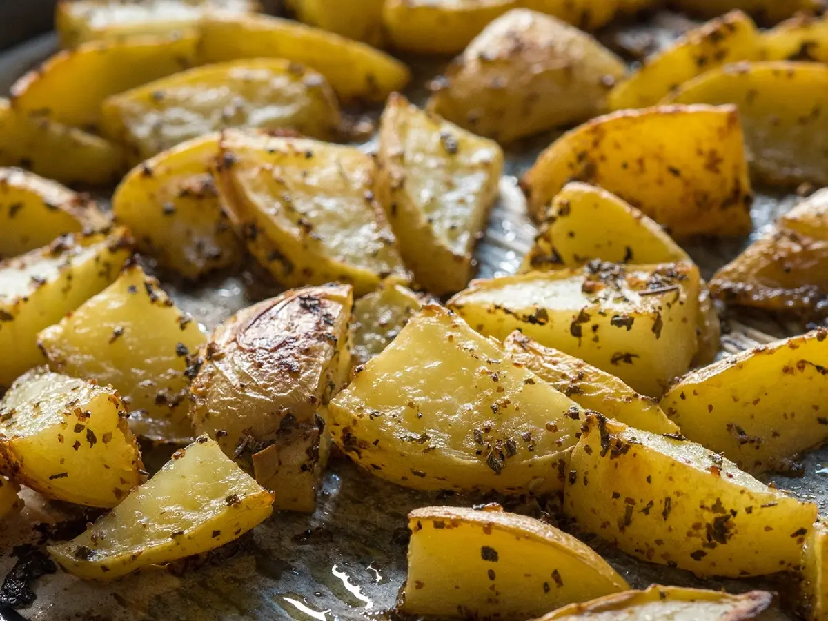 طرز تهیه سیب‌زمینی تنوری یونانی | یه بارم شده سیب‌زمینی رو به این روش درست کن! +ویدئو