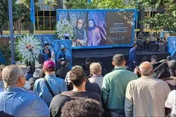 چهره غمگین مهران مدیری حین ورود به مراسم داریوش مهرجویی + ویدئو