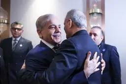  شعرخوانی شهباز شریف از سعدی؛ «دوست آن باشد که گیرد دستِ دوست، در پریشان‌حالی و درماندگی» + ویدئو 