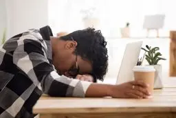 
میدانیدبا کم خوابی چه بلایی سرتان می‌آید