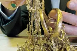 لحظه‌ی وحشتناک سرقت گردنبند طلا وسط خیابانی شلوغ در تهران+ویدئو 