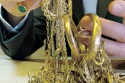 لحظه‌ی وحشتناک سرقت گردنبند طلا وسط خیابانی شلوغ در تهران+ویدئو 