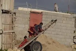 کودکان در حاشیه چابهار محروم از اینترنت 