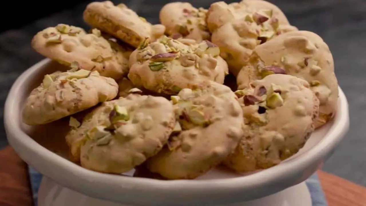 شیرینی پفکی گردویی به عنوان یک انتخاب محبوب در میان تنقلات خانگی | طرز تهیه شیرینی گردویی +ویدئو