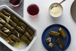 بیا تا راز براق شدن دلمه و یک اندازه بودنشو بهت بگم! | طرز تهیه دلمه برگ مو براق و خوشمزه +ویدئو