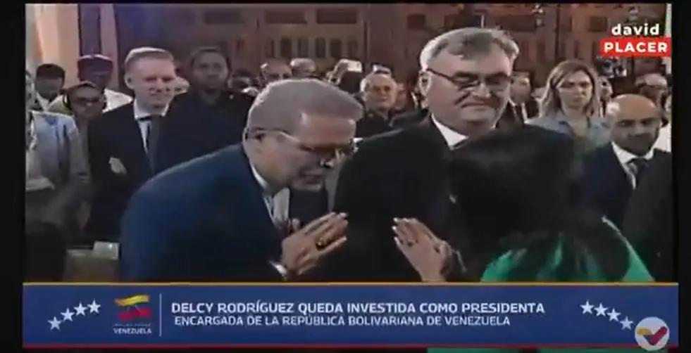 لحظه تبریک سفیر ایران به رئیس جمهوری موقت ونزوئلا