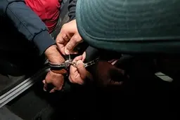 قمه‌کشی به خاطر اختلاف بر سر بازی کودکان | همسایه به کما رفت 