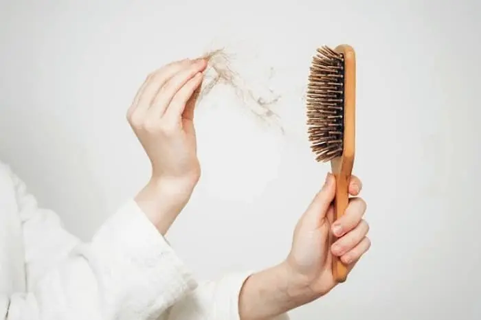 بیوتین مصرف کن موهات نریزه | بیوتین چیست و چگونه به رشد مو کمک می‌کند؟ | قطع ریزش مو با مصرف بیوتین