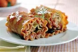 لازانیا رولی تابه‌ای فوری با سس گوشتی تند و خاص! | دیگه برای درست نکردن لازانیا بهونه نیار +ویدئو