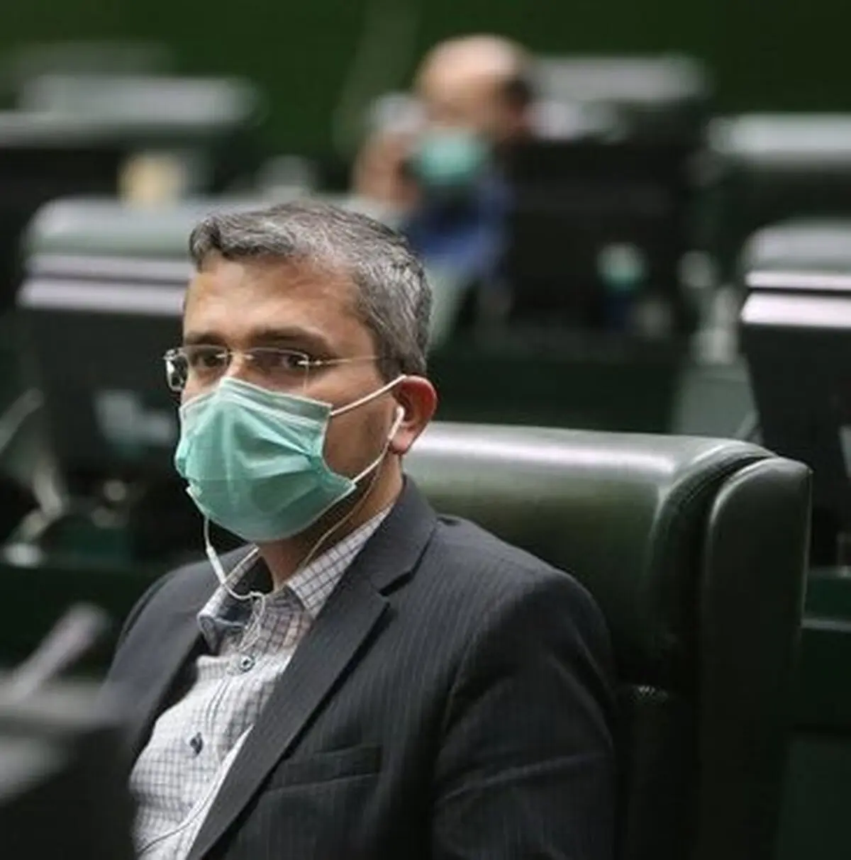 نماینده دشتستان: حسن روحانی به جای حاشیه سازی قانون اساسی را مطالعه کند 