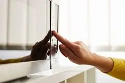 با انجام این کار میخچه در پوست تان در می آید