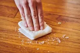 با این ترفندهای کاربردی به راحتی شیشه خرده ها از روی زمین جمع کنید | ترفند هایی که نمیدانستید