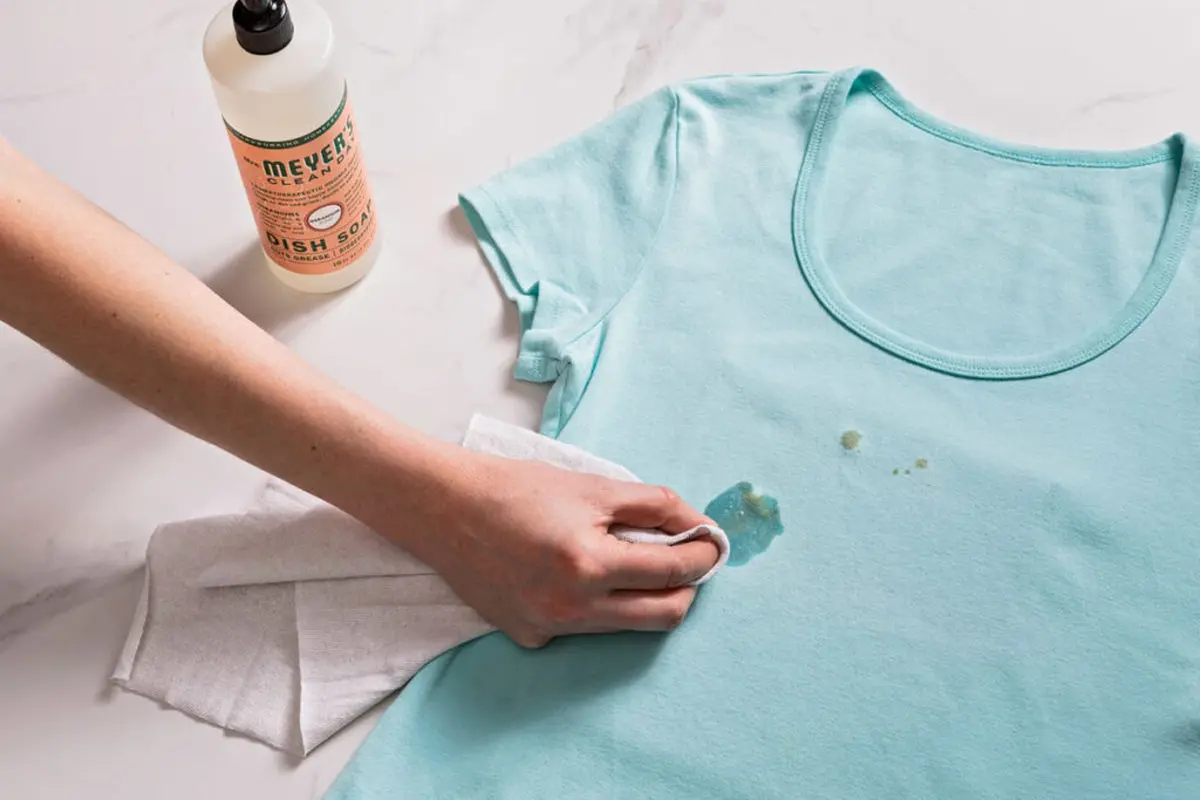 با این روش دیگه نگران لکه روغن روی لباس نباش! | ترفندی ساده برای پاک کردن لکه روغن از لباس 